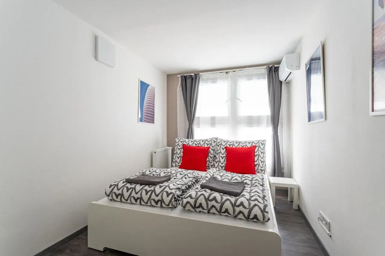 Rakoczi 4 Bedroom Centre Apartment Budapest