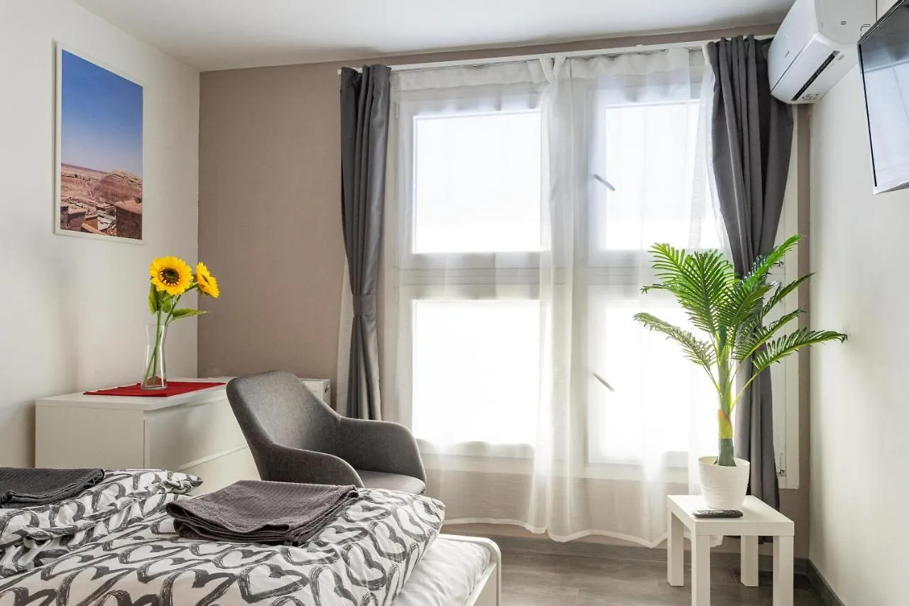 Rakoczi 4 Bedroom Centre Apartment location