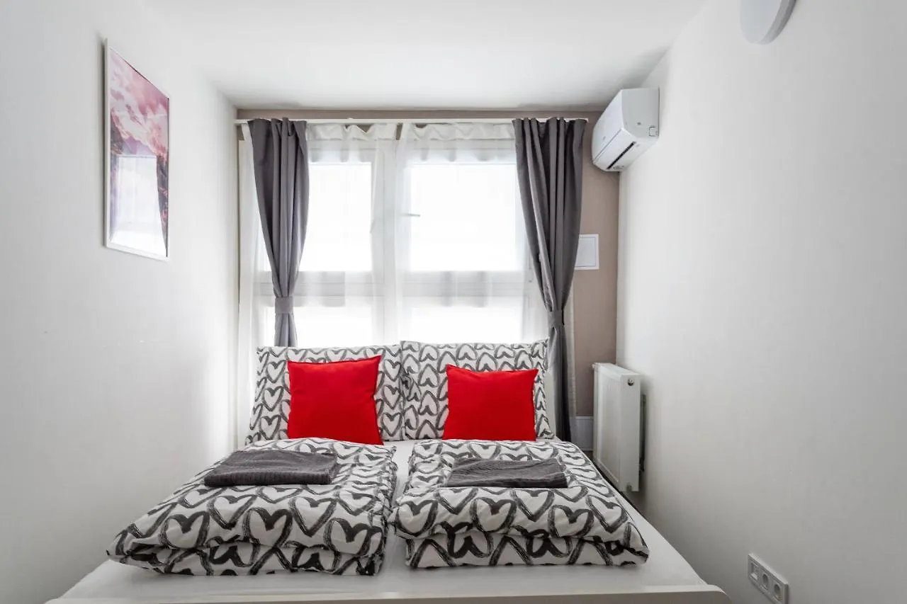 Rákóczi 4 Bedroom Centre Apartment Budapest
